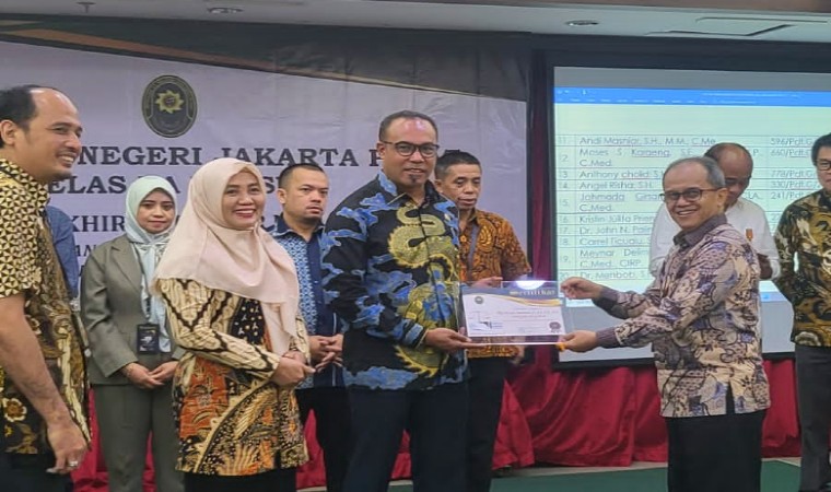 Luar Biasa! Advokat Ardy Mbalembout dapat Penghargaan seb...