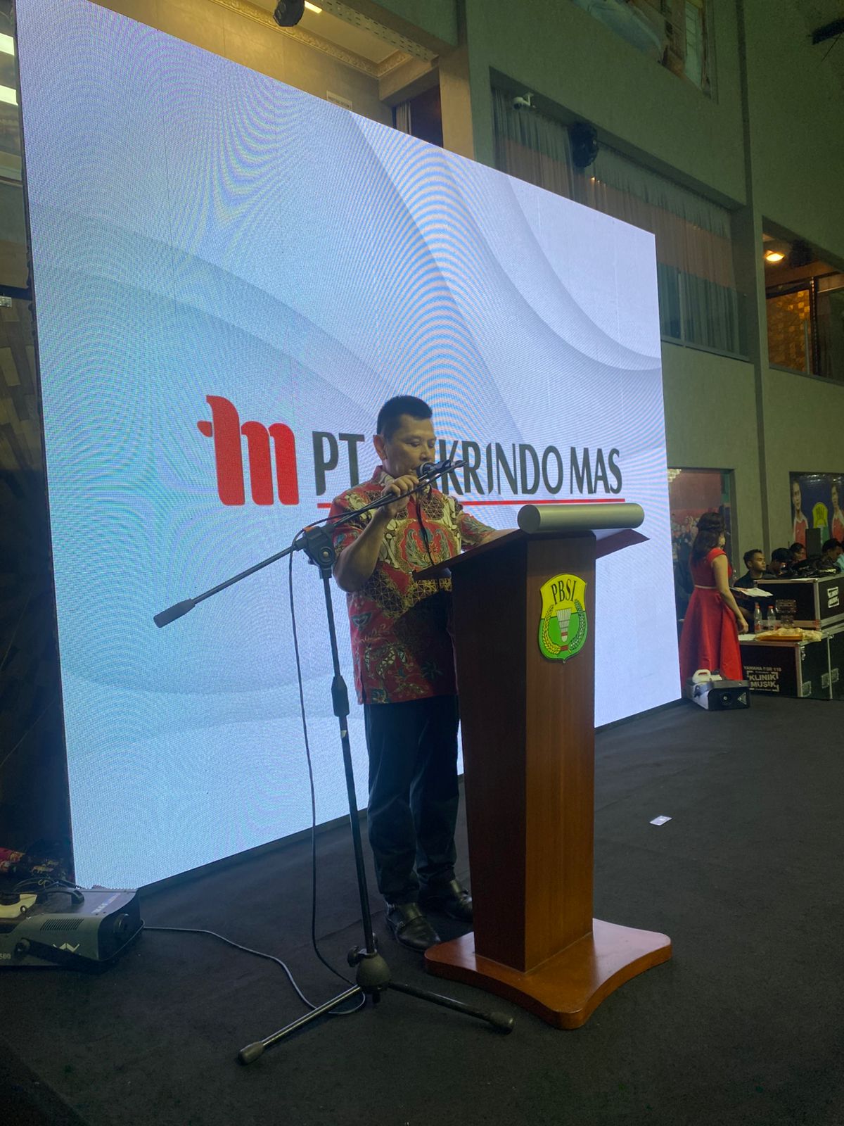 Bersama Stafsus Presiden dan Pengusa Nasional menghibahka...
