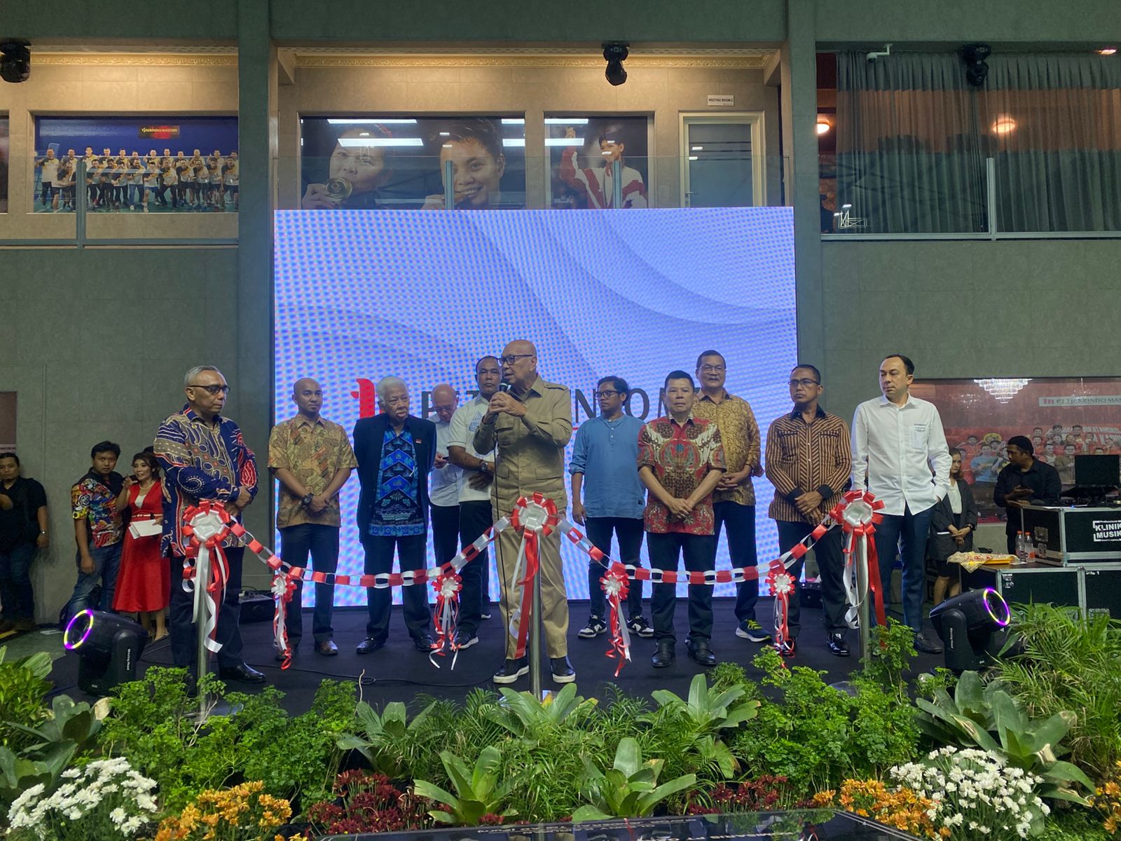 Bersama Stafsus Presiden dan Pengusa Nasional menghibahka...